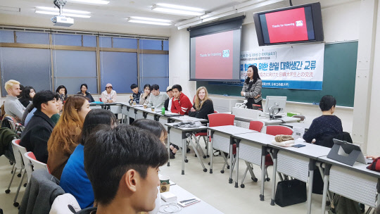 숭실대학교(총장 황준성)는 지난 16일부터 20일까지 교육혁신센터(센터장 김경미 사회복지학부 교수) 교육혁신 및 융합교육팀 주관으로 조선시대 공식 외교사절단인 '조선통신사'를 표방해 '新 숭실통신사'로 명명된 숭실대 방문단 총 16명(학생 14명, 교직원 2명)이 일본을 유람했다고 30일 밝혔다. 교토 리츠메이칸대 토론 모습. 숭실대 제공